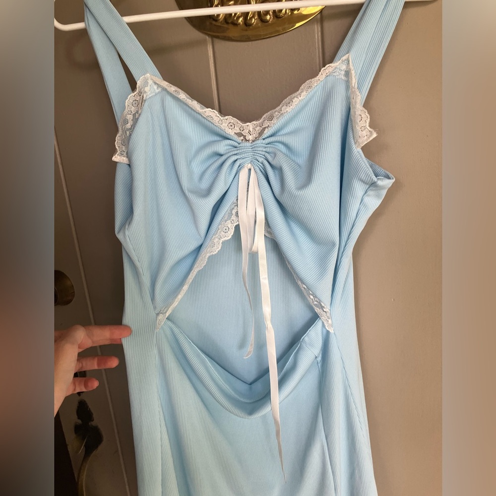 Baby blue dress with cutouts and lace - Picture 2 of 4